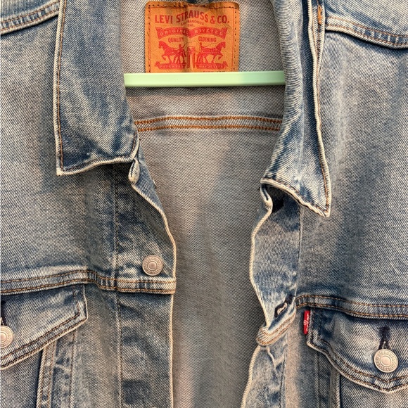 Levi's Classic Blue Denim Trucker Jacket - Picture 4 of 13